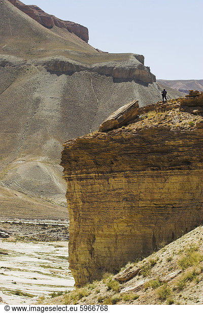 Touristische stehend auf Felswand Blick auf Band-Zulfiqar der Hauptsee Band-E-Amir (Bandi-Amir) (Mutter von König) Krater Seen Bamian Provinz Afghanistan Asien