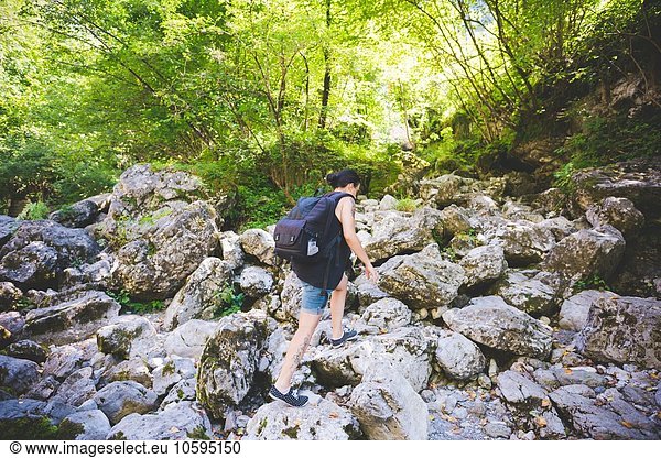 Touristische Wanderungen auf Felsen  Garda  Italien