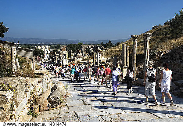 Tourists on crowded Street of Curetes leading to Library of Celsus  Ephesus  Kusadasi  Turkey  Europe