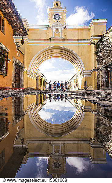 Tourists stand under the Santa Catalina arch in Antigua  Guatemala