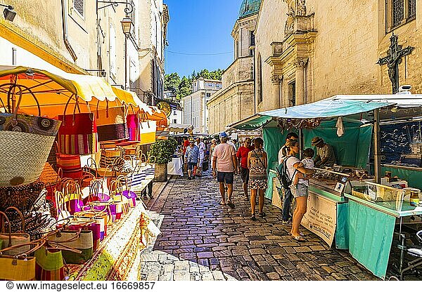 Tourists strolling through the stalls at the weekly market market in Apt  Luberon  Provence  France  Europe