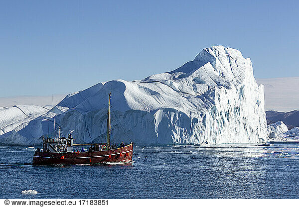 Tours amongst icebergs calved from the Jakobshavn Isbrae glacier  UNESCO World Heritage Site  Ilulissat  Greenland  Polar Regions