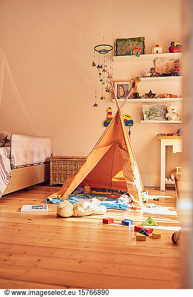 Toys and teepee in childâ€™s bedroom