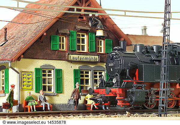 toys  model railway  steam railway  Maerklin  Germany  circa 1929  20th century  1920s  20s  historic  historical  steam locomotive  steam locomotives  S 2/6  German Reichsbahn  toy  miniature  punctuality  promptness  railway station  railroad station  railway stations  railroad stations  1930s  people