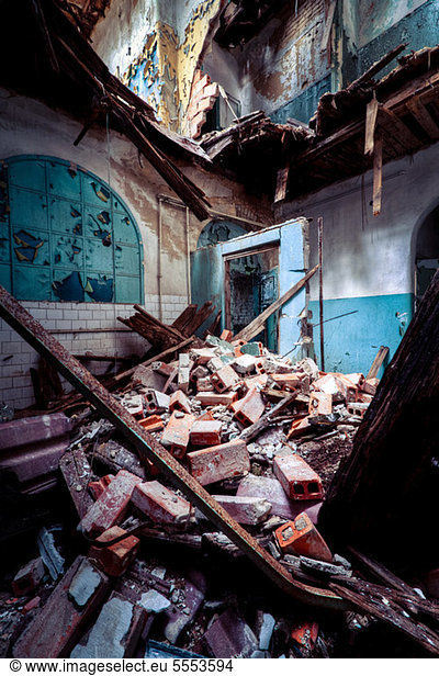 Trümmer und verfallenes Innere des Sanatoriums Teupitz  Brandenburg  Deutschland