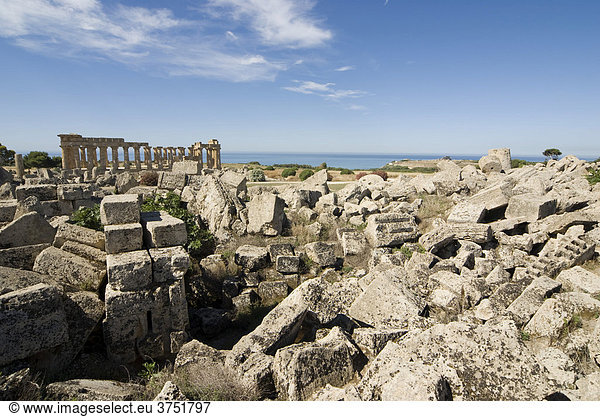 Trümmer von Tempel G, hinten Tempel E, Selinunte (Selinunt), Sizilien, Italien, Süditalien