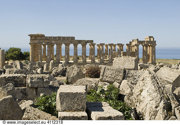 Trümmer von Tempel G  Tempel E hinten  Selinunt  Sizilien  Italien
