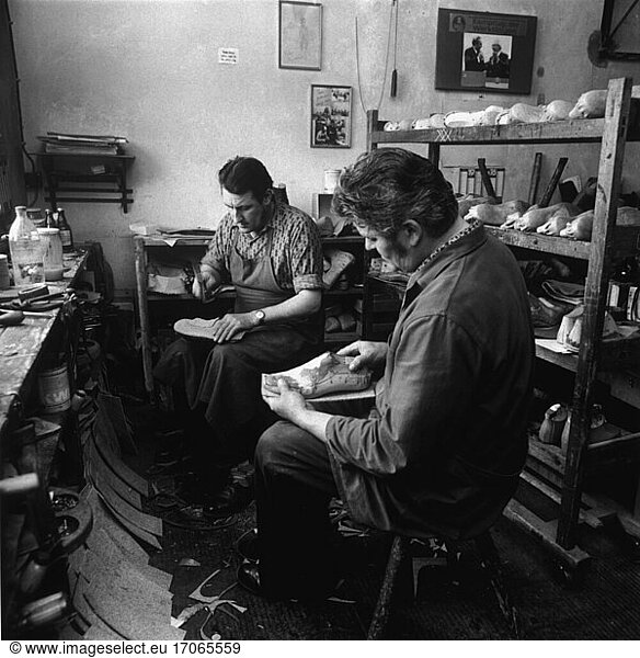 Trade and craft:
shoemaker. Shoemakers at work in the GDR / East Germany. Photo  1976.