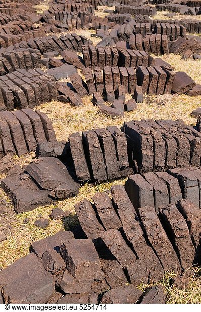 Tradition trocknen Benzin Torf Reihe Metallspan Highlands Schottland schottisch Sonne