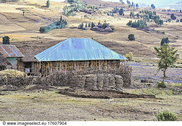 Traditionelle Behausung auf einem Bauernhof auf dem Land in Äthiopien; Äthiopien