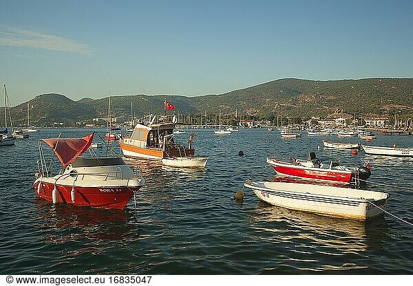 Traditionelle Boote im Stadtteil Greater Sea-B?y?kdeniz in Old Foca  dem alten Phokaia  Foca  Izmir  Ägäisregion  Türkei  Europa.