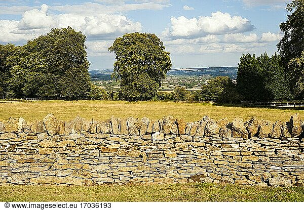 Traditionelle Cotswold-Trockensteinmauer Longborough Gloucestershire England Vereinigtes Königreich Europa