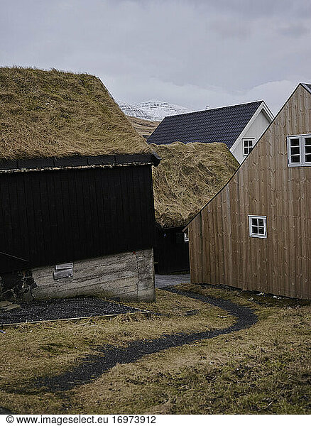 Traditionelle färöische Häuser mit Reetdach