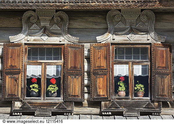Traditionelle Fenster in einem Blockhaus  erbaut 1882  Vitoslavlitsy Museum of Wooden Architecture; Veliky Novgorod  Novgorod Oblast  Russland