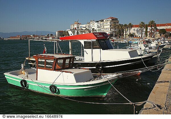 Traditionelle Fischerboote am kleinen Hafen im Bezirk Macaron  Ayvalik  Antike Kydonien  Balikesir  Ägäisregion  Türkei  Europa.