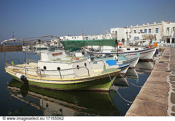 Traditionelle Fischerboote im Hafen von Naoussa  Insel Paros  Kykladen  Griechische Inseln  Griechenland  Europa.
