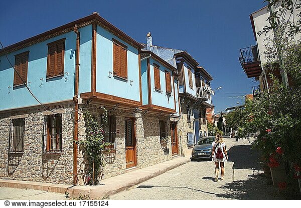 Traditionelle Häuser im Makaron-Viertel der alten äolischen Hafenstadt Kydonies  der heutigen Stadt Ayvalik  Balikesir  Ägäisregion  Türkei  Europa.