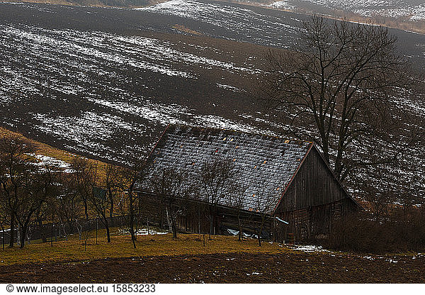 Traditionelle Holzscheune in einem Dorf in der Region Turiec in der Slowakei.