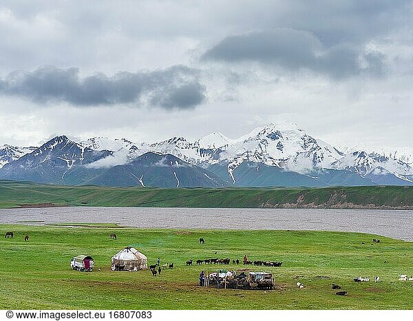 Traditionelle Jurte mit dem Transalai-Gebirge im Hintergrund. Alaj-Tal im Pamir-Gebirge  Asien  Zentralasien  Kirgisistan.