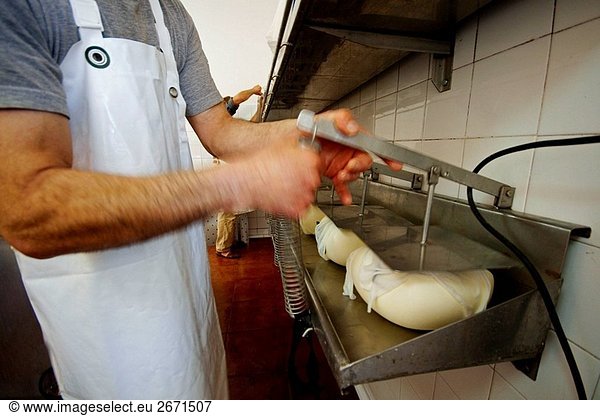 Traditionelle Käseherstellung im Es Tudons Gehöft  Ciutadella. Menorca  Balearen Inseln  Spanien