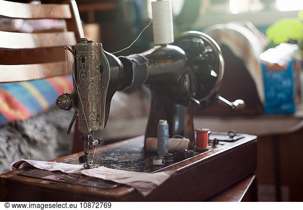 Traditionelle Nähmaschine mit Spulen und Fäden