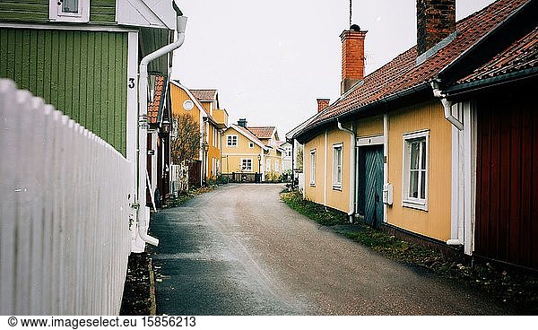 Traditionelle schwedische Häuser auf einer traditionell schwedischen Stadt in Schweden