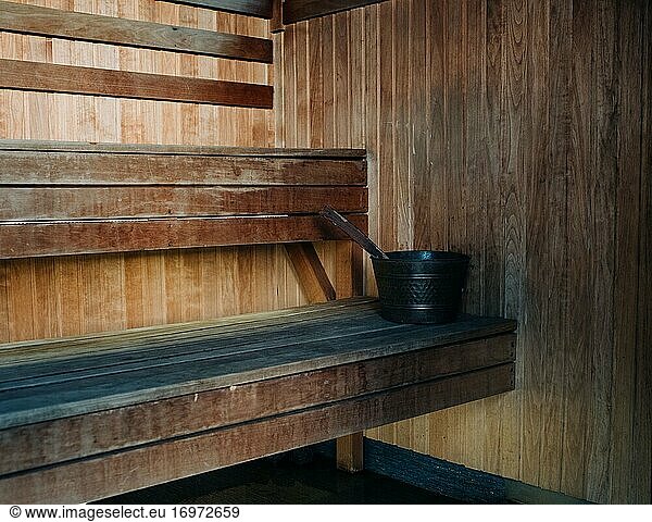 Traditionelle skandinavische Holzsauna mit Wasserkübel