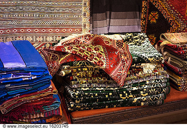 Traditionelle Teppiche zum Verkauf auf dem marokkanischen Markt