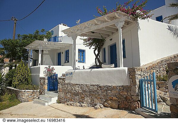 Traditionelle  weiß getünchte Häuser mit bunten Türen und Fenstern in Chora-Hora  Insel Folegandros  Kykladen  Griechische Inseln  Griechenland  Europa.