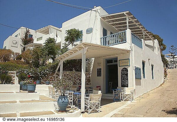 Traditionelle  weiß getünchte Häuser mit bunten Türen und Fenstern in Chora-Hora  Insel Folegandros  Kykladen  Griechische Inseln  Griechenland  Europa.