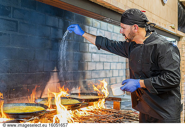 Traditionelle Zubereitung von Paella in der Restaurantküche