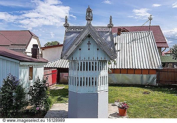Traditioneller überdachter Brunnen im Dorf Marginea  berühmt für die Herstellung schwarzer Töpferwaren  im Kreis Suceava  Rumänien.