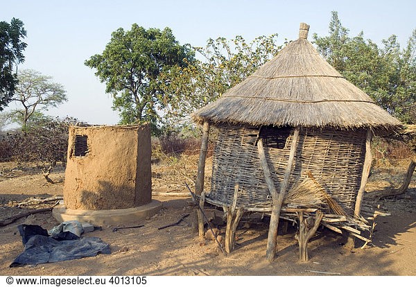 Traditioneller Maisspeicher in dem Dorf Magoye  Mazabuka  Sambia  Afrika