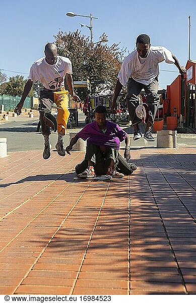 Traditioneller Pantsula-Tanz im Township Soweto  Johannesburg  Südafrika