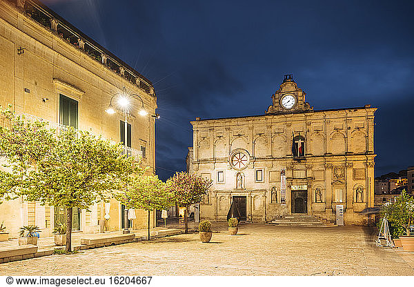 Traditioneller Stadtplatz bei Nacht  Matera  Basilikata  Italien