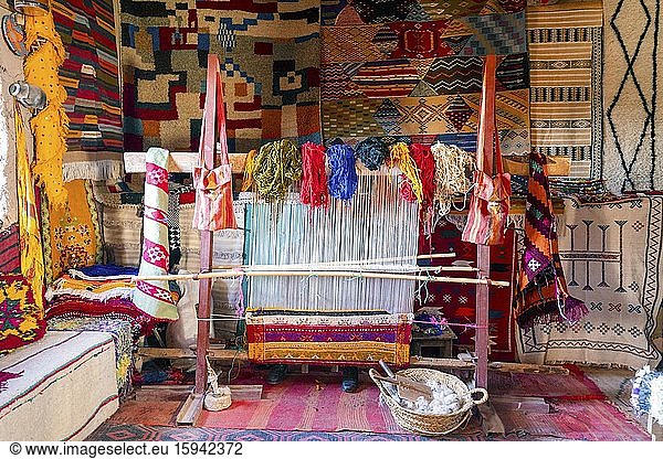Traditioneller Webstuhl zur Herstellung von marokkanischen Teppichen  Ait Ben Haddou  Marokko  Afrika