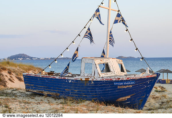 Traditionelles altes blaues Fischerboot an einem Strand  Insel Naxos  Griechenland.