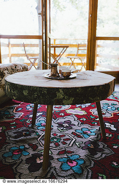 Traditionelles bosnisches Kaffeeservice auf Holztisch