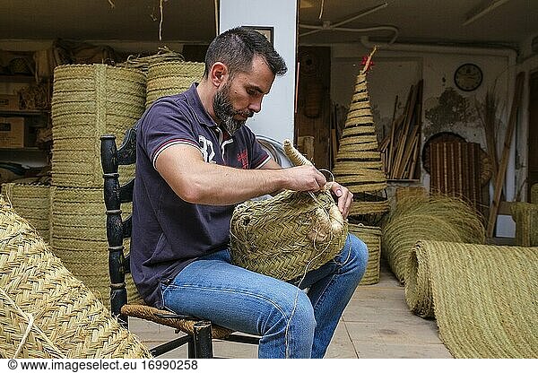 Traditionelles Esparto-Handwerk im Laden Ubed?es Artesania con Esparto  Ubeda  UNESCO-Weltkulturerbe. Provinz Jaen  Andalusien  Südspanien Europa.