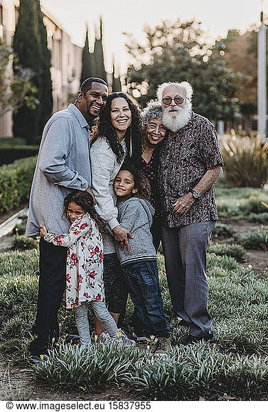Traditionelles Familienporträt einer Mehrgenerationen-Familie stehend