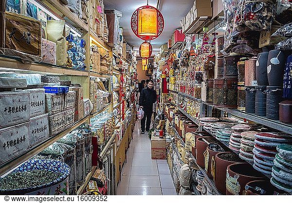 Traditionelles Geschäft in der Dashilan Commercial Street im Bereich der Qianmen Street im Dashilan District in Peking  China.