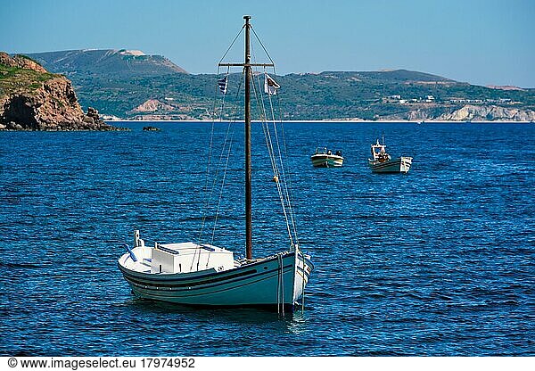 Traditionelles griechisches Fischerboot im Ägäischen Meer mit griechischer Flagge  Insel Milos  Griechenland  Europa