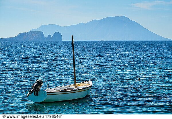 Traditionelles griechisches Fischerboot in der Ägäis  Insel Milos  Griechenland  Europa