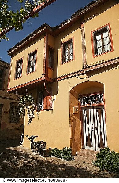 Traditionelles Haus im Stadtzentrum der alten äolischen Hafenstadt Kydonies  der heutigen Stadt Ayvalik  Balikesir  Ägäisregion  Türkei  Europa.