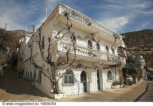 Traditionelles Haus mit Balkon im Zentrum der Stadt Kalkan im Nachmittagslicht  Kas  Provinz Antalya  Mittelmeerküste  Antike Region Lykien  Türkische Riviera  Türkei  Europa.