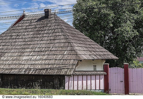 Traditionelles Haus mit Schindeldach im Dorf Marginea  berühmt für die Herstellung schwarzer Töpferwaren  im Kreis Suceava  Rumänien.