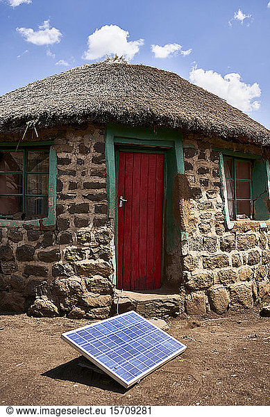 Traditionelles Haus mit Sonnenkollektor  Lesotho