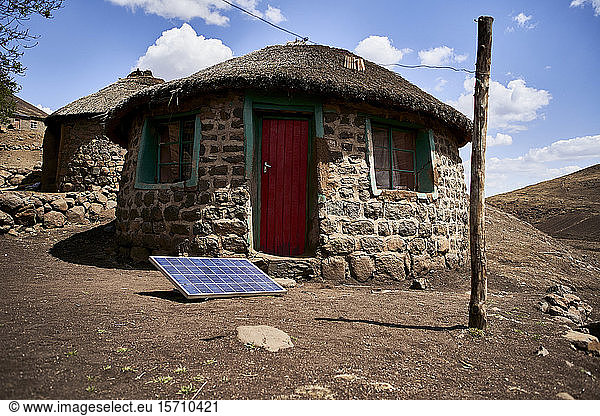 Traditionelles Haus mit Sonnenkollektor  Lesotho