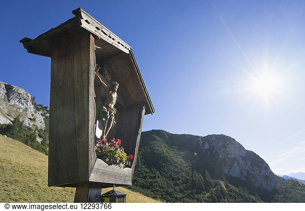 Traditionelles Jesuskruzifix in den Bergen