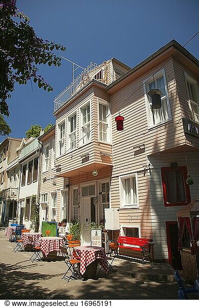 Traditionelles Restaurant im Stadtzentrum auf der Insel Kinaliada  Prinzeninseln  Istanbul  Marmara-Region  Türkei  Europa.